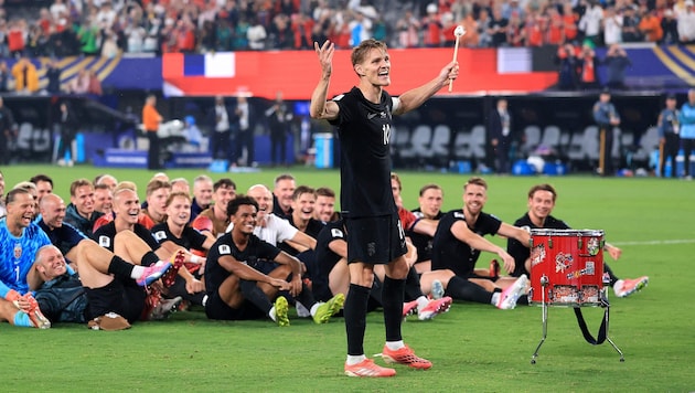 Kapitän Martin Ödegaard gab nach dem 3:2 gegen Senegal an der Trommel den Takt für den ...