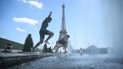Alle suchen, wo es geht, nach Abkühlung. Hierfür wird auch der Trocadero-Brunnen neben dem ...