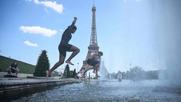 Alle suchen, wo es geht, nach Abkühlung. Hierfür wird auch der Trocadero-Brunnen neben dem ...