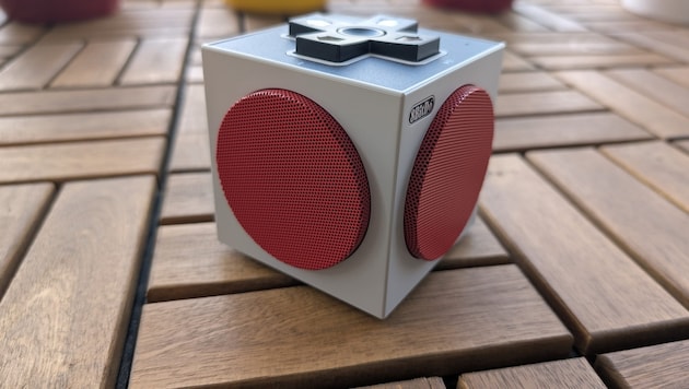 Den 40. Geburtstag des Nintendo Entertainment System feiert der Zubehörhersteller 8bitdo mit ...