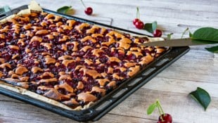 Servieren Sie diesen Kuchen leicht lauwarm. So kommt das Aroma der Kirschen besonders gut zur ...
