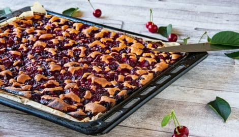 Servieren Sie diesen Kuchen leicht lauwarm. So kommt das Aroma der Kirschen besonders gut zur ...
