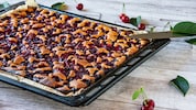 Servieren Sie diesen Kuchen leicht lauwarm. So kommt das Aroma der Kirschen besonders gut zur ...