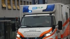 Nach der Messer-Attacke in Favoriten rückten Polizei und Rettungskräfte zu einem Großeinsatz ...