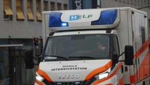 Nach der Messer-Attacke in Favoriten rückten Polizei und Rettungskräfte zu einem Großeinsatz ...