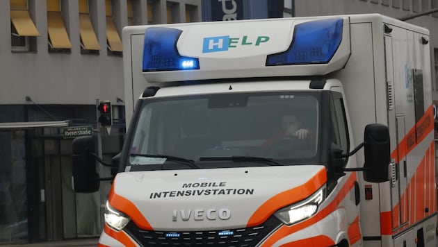 Nach der Messer-Attacke in Favoriten rückten Polizei und Rettungskräfte zu einem Großeinsatz ...