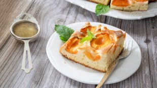 Wer will, kann auch noch gehobelte Mandeln über den Kuchen streuen, bevor er in den Ofen kommt. ...
