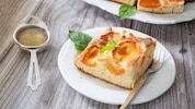 Wer will, kann auch noch gehobelte Mandeln über den Kuchen streuen, bevor er in den Ofen kommt. ...