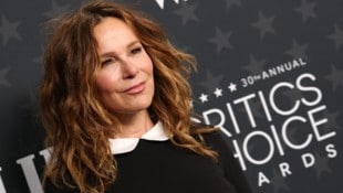 Jennifer Grey gratulierte ihrer Freundin Tracy Pollan mit einem besonders freizügigen Foto.
