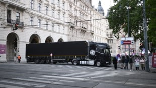 Imre Antal Für Besucher wirken die geparkten Trucks oft unspektakulär. In Wahrheit steckt aber etwas ganz ...