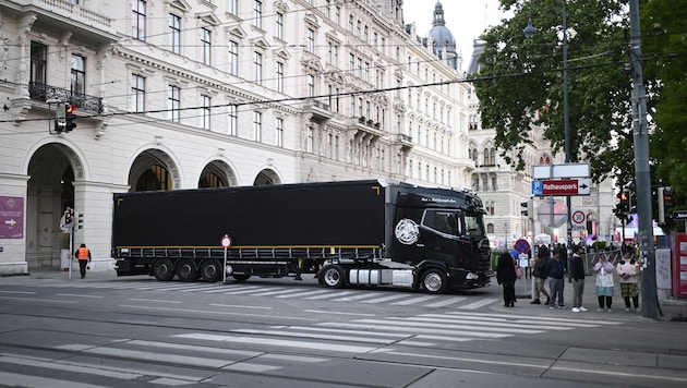 Für Besucher wirken die geparkten Trucks oft unspektakulär. In Wahrheit steckt aber etwas ganz ...