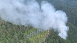 Aufwendiger Großeinsatz im Waldgebiet: Mitten aus dem Wald bei Gutenstein qualmte es, als gerade ...