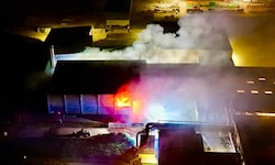 Mitten in der Nacht stand die Halle komplett in Flammen. Am Tag danach war noch nicht klar, wie ...