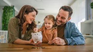 Sparbuch und Bausparer sollen Kindern den Start ins Erwachsenenleben erleichtern. Eltern sollten ...