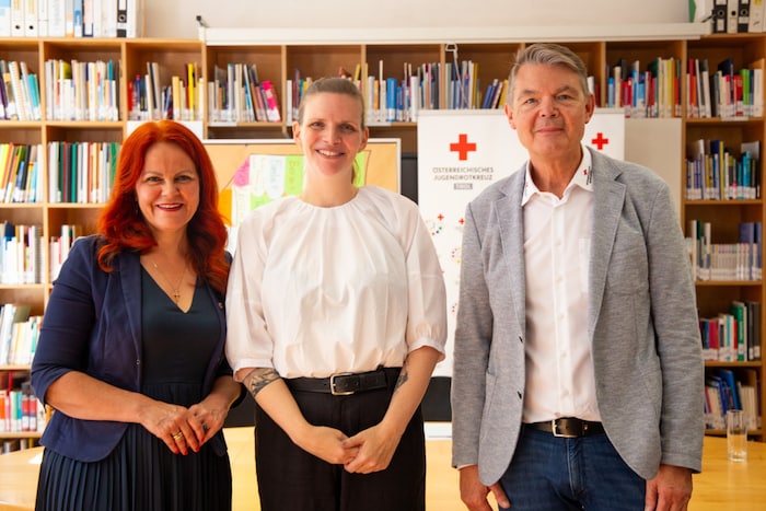 LR Cornelia Hagele (links), Barbara Strele (Leiterin kontakt&co) und Thomas Wegmayr (GF Rotes ...