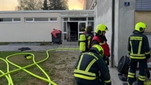 Zwei Brandbomben trafen die Tür der Mittelschule Haid 1. Feuer und Qualm richteten 1,7 Millionen ...