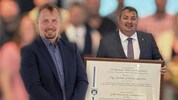 Im September 2025 erhielt Gustav Glöckler (re.) die Ehrenbürger-Urkunde, Peter Werbik (li.) will ...