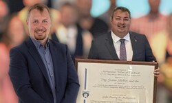 Im September 2025 erhielt Gustav Glöckler (re.) die Ehrenbürger-Urkunde, Peter Werbik (li.) will ...