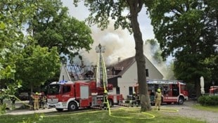 Ein Großaufgebot an Einsatzkräften versucht aktuell, das Feuer unter Kontrolle zu bringen.