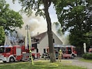 Ein Großaufgebot an Einsatzkräften versucht aktuell, das Feuer unter Kontrolle zu bringen.