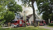 Ein Großaufgebot an Einsatzkräften versucht aktuell, das Feuer unter Kontrolle zu bringen.