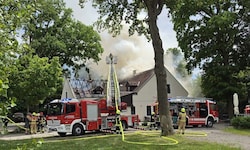 Ein Großaufgebot an Einsatzkräften versucht aktuell, das Feuer unter Kontrolle zu bringen.