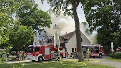 Ein Großaufgebot an Einsatzkräften versucht aktuell, das Feuer unter Kontrolle zu bringen.