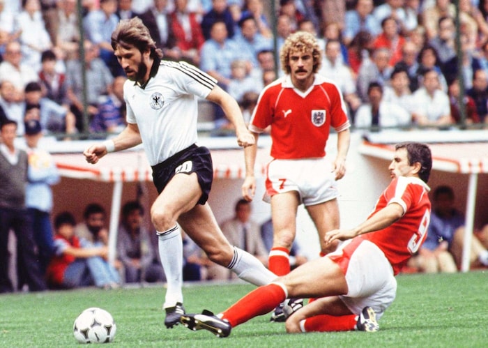 Bei der Fußball-WM 1982 gewann Deutschland (hier Manfred Kaltz) gegen Österreich (hier Hans ...