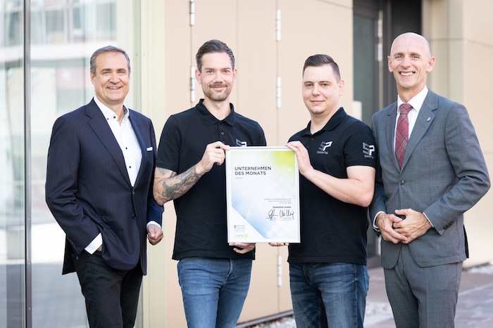 Urkundenübergabe (v. l.): Christoph Ludwig (SFG), Manuel Pachoinig und Martin Sticher ...