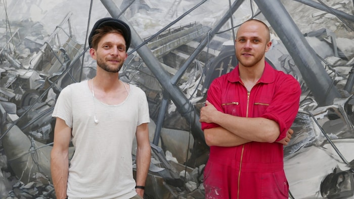Jeremias Altmann (re.) und Andreas Tanzer malen im Museum Angerlehner ein großes Gemälde über ...