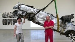 Schrott, umgerissene Stützen, Häuserruinen: Jeremias Altmann (re.) und Andreas Tanzer im Museum ...