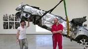 Schrott, umgerissene Stützen, Häuserruinen: Jeremias Altmann (re.) und Andreas Tanzer im Museum ...