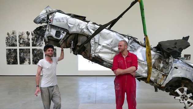 Schrott, umgerissene Stützen, Häuserruinen: Jeremias Altmann (re.) und Andreas Tanzer im Museum ...