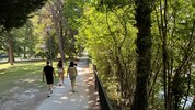 Der Englische Garten nahe dem Congress erhält eine „terrassierte Ufergestaltung“ mit drei ...