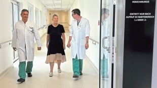 Ochsenhofer, Kdolsky und Dietl (v.l.) beim Rundgang durch die Herzchirurgie in der Klinik ...
