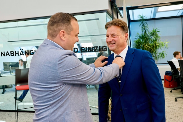 Philipp Könighofer machte FPÖ-Spitzenkandidat René Apfelknab fesch für die Kameras.