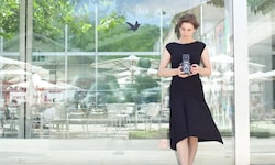Die Fotografin Sabine Biedermann startet das Kunstprojekt mit 100 Portäts. 