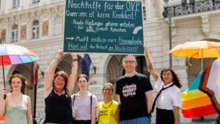 Am Dienstag haben Aktivistinnen und Aktivisten mehrerer Organisationen vor der Wiener ...