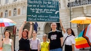 Am Dienstag haben Aktivistinnen und Aktivisten mehrerer Organisationen vor der Wiener ...