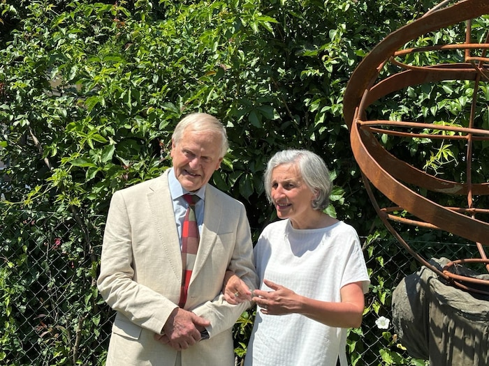 Heinz Bach- mann und Waltraud Forelli im Austausch.