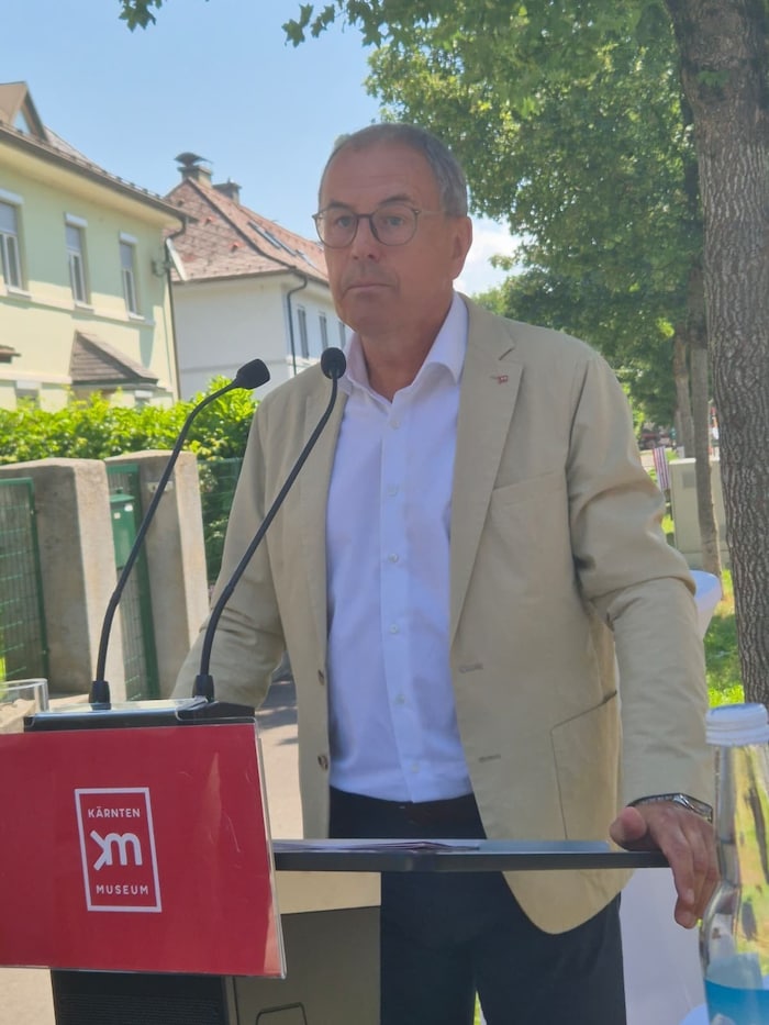 Wolfgang Muchitsch, Direktor im Landesmuseum für Kärnten, freut sich über die aus- drucksstarke ...