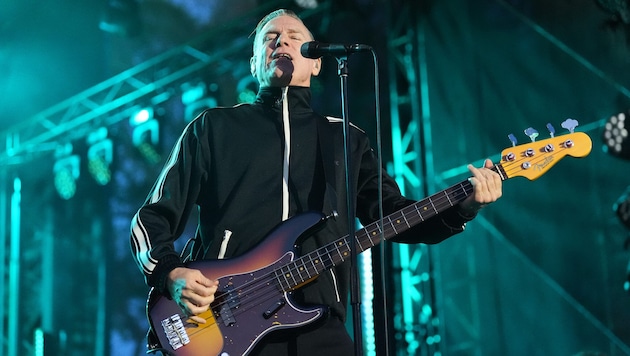 Fotoverbot im Festspielhaus! Dieses Bild zeigt Superstar Bryan Adams bei einem Konzert für ...