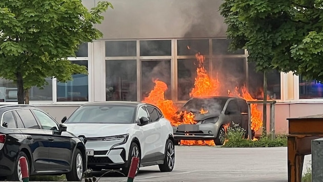 Das Auto stand in Vollbrand.