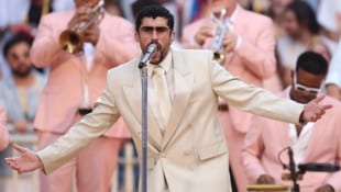 Bad Bunny trug in Düsseldorf nicht nur dieses noble Outfit – sondern auch eine ...