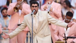 Bad Bunny trug in Düsseldorf nicht nur dieses noble Outfit – sondern auch eine ...
