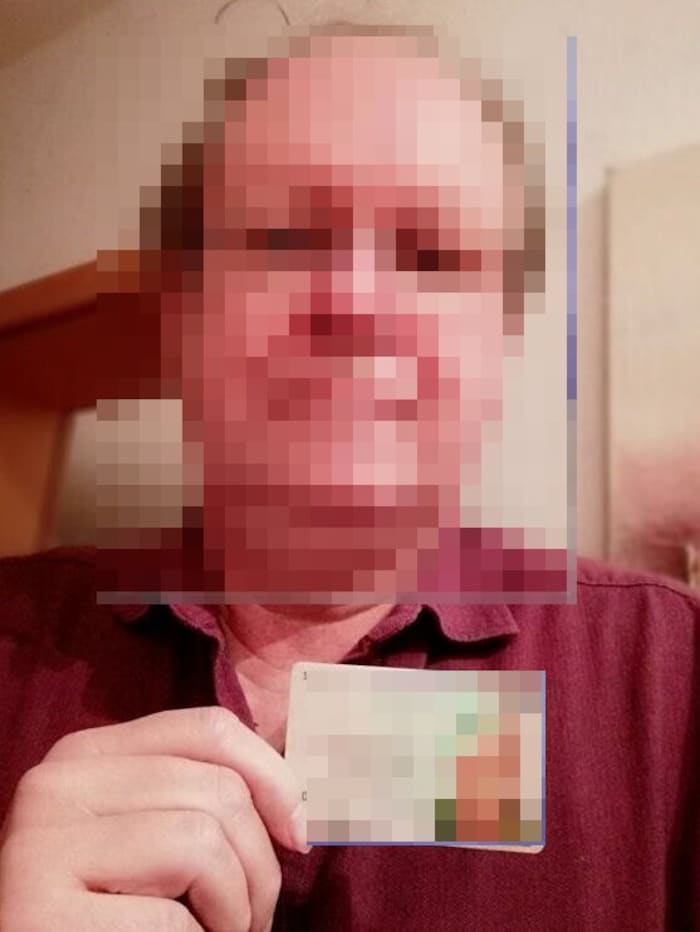 Einer der echten Besitzer mit dem „gestohlenen“ Ausweis