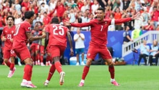 Cristiano Ronaldo (re.) und Co. jubeln über einen Kantersieg gegen Usbekistan.