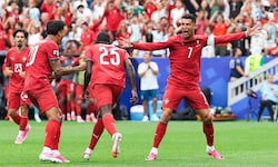 Cristiano Ronaldo (re.) und Co. jubeln über einen Kantersieg gegen Usbekistan.
