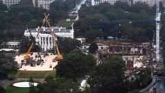 Während vor dem Weißen Haus noch die Reste der Strukturen der Käfigkämpfe abgebaut werden, plant ...