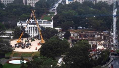 Während vor dem Weißen Haus noch die Reste der Strukturen der Käfigkämpfe abgebaut werden, plant ...